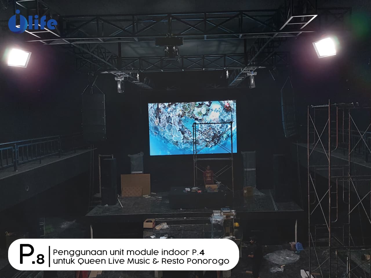 Pemasangan videotron indoor P4 di Queen live music Ponorogo